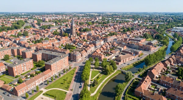 Vue aérienne ou photo de la ville de Seclin avec des bâtiments résidentiels et commerciaux typiques, prise de jour en bon éclairage naturel, montrant clairement l'urbanisation et l'architecture locale de cette commune du Nord de la France, sans texte ni logo visible.
