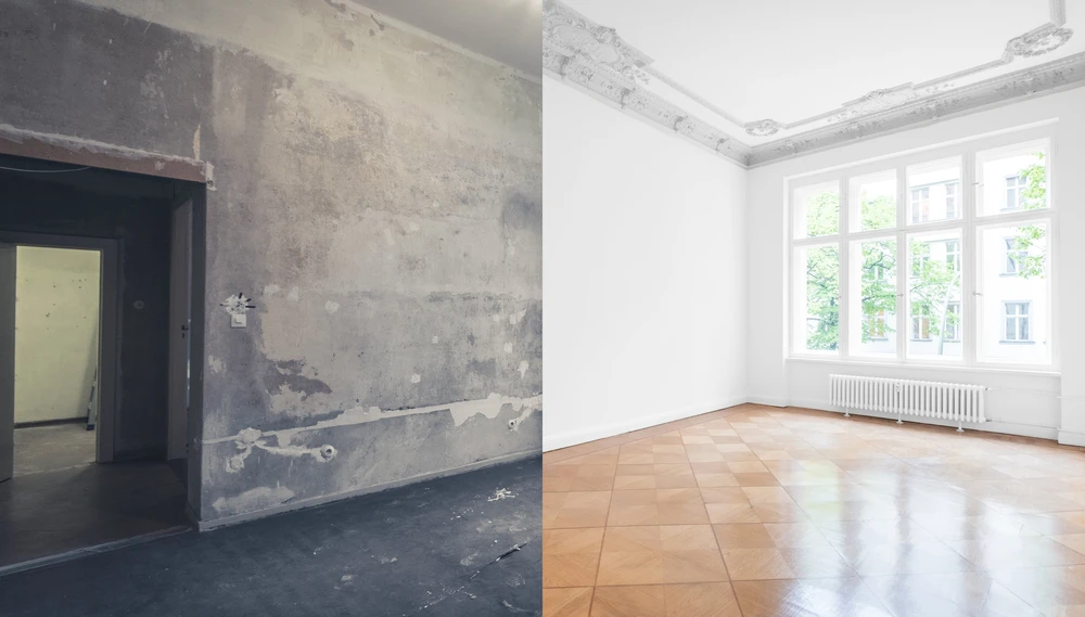 Un homme en vêtement de travail bleu effectue des travaux de réparation au plafond suspendu dans un intérieur moderne