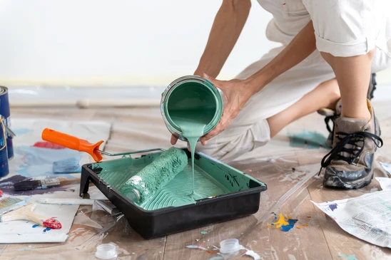 Scène d'intérieur en cours de rénovation avec mur partiellement peint en blanc