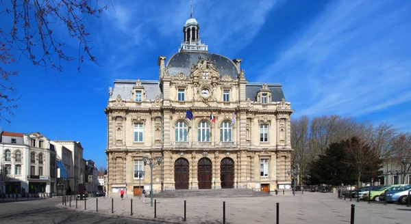 Photographie urbaine de la ville de Tourcoing prise de jour, montrant une perspective représentative de la commune du Nord de la France. L'image doit capturer l'architecture locale, les bâtiments résidentiels ou commerciaux typiques, et l'urbanisation caractéristique de Tourcoing. Vue claire avec bon éclairage naturel, sans texte, logo ou filigrane visible. L'angle de prise de vue et la composition doivent être visuellement distincts de vues aériennes, pour offrir une variété visuelle avec les images déjà sélectionnées de Lille, Seclin et Roubaix.