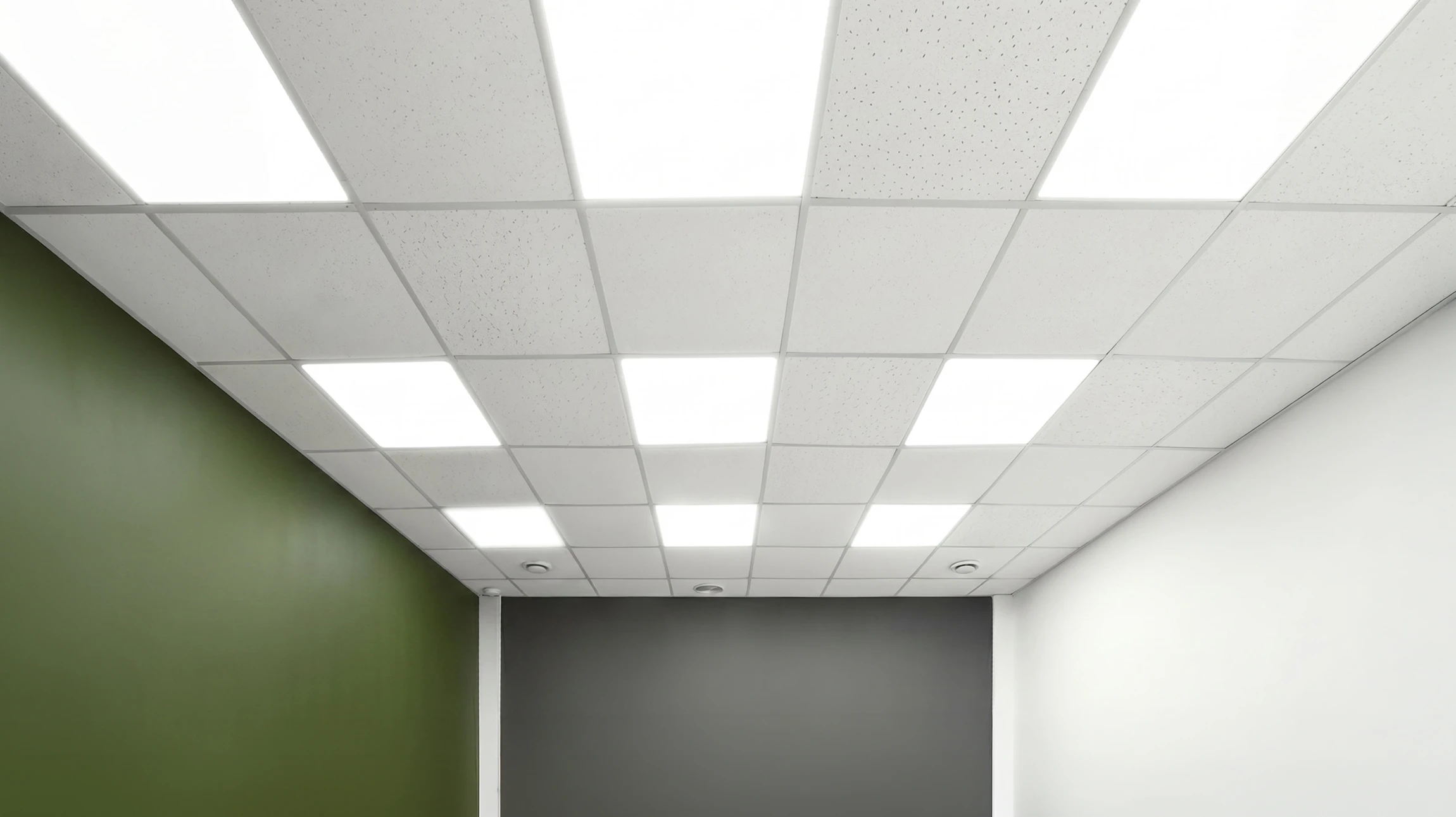 Chantier de rénovation intérieur en cours avec ouvriers installant une structure de faux plafond suspendu