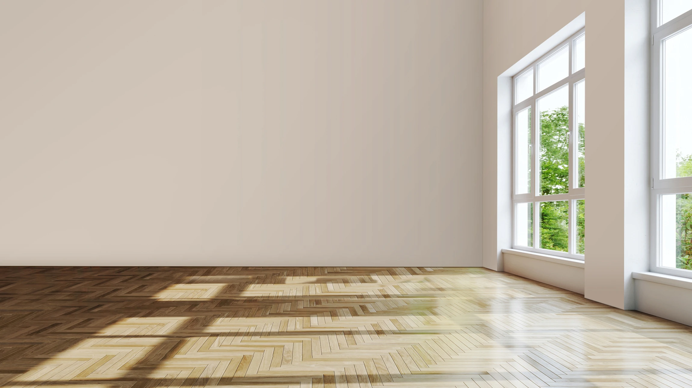 Intérieur d'habitation où un artisan en gants blancs installe du parquet flottant sur sous-couche